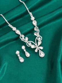 Juego de joyería de novia de alta gama con cristal blanco, que incluye collar de cadena blanca con cristal en forma de mariposa y aretes con rhinestones. Ideal como accesorio para vestidos de novia, vestidos formales o de noche, y trajes de actuación en el escenario.