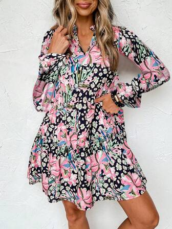 Sukienka z bufiastymi rękawami i dekoltem w serek z nadrukiem kwiatowym