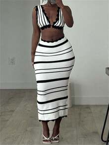 مجموعتين من الأعلى الشريطي اللامع بأنماط ملونة مع تصميم ملابس علوية حلقة الرقبة وظهر عاري ، وتنورة بخصر منخفض للأجازات، بتصميم ضيق مناسب للمرأة