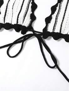 مجموعتين من الأعلى الشريطي اللامع بأنماط ملونة مع تصميم ملابس علوية حلقة الرقبة وظهر عاري ، وتنورة بخصر منخفض للأجازات، بتصميم ضيق مناسب للمرأة