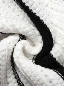 مجموعتين من الأعلى الشريطي اللامع بأنماط ملونة مع تصميم ملابس علوية حلقة الرقبة وظهر عاري ، وتنورة بخصر منخفض للأجازات، بتصميم ضيق مناسب للمرأة