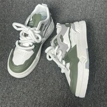 2024 Nuove scarpe casual da skate traspiranti, sneaker alla moda leggere e confortevoli, sneaker stile coreano alla moda con suola spessa e chunky per uomo