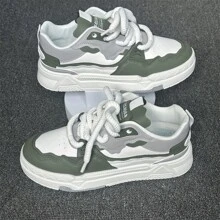 2024 Nuove scarpe casual da skate traspiranti, sneaker alla moda leggere e confortevoli, sneaker stile coreano alla moda con suola spessa e chunky per uomo