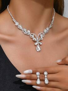 Juego de joyería de novia de alta gama con cristal blanco, que incluye collar de cadena blanca con cristal en forma de mariposa y aretes con rhinestones. Ideal como accesorio para vestidos de novia, vestidos formales o de noche, y trajes de actuación en el escenario.