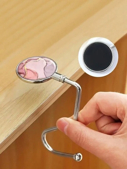 ピンクの大理石柄 ハンギングフック、エレガントな印刷デザイン、テーブルやデスクに掛けられるバッグハンガー 1個入り