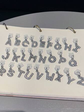 1 个防尘塞电镀吊坠，可爱钻石镶嵌字母 A-Z 设计，适用于 Type-C 和 Lightning 接口