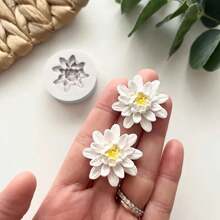 1 pieza Molde de silicona con diseño floral 3D en forma, moldes de flores de loto y margarita hechos a mano, ideal para hacer colgantes de resina, aretes, encantos para llaveros, accesorios de joyería DIY, jabón, velas aromáticas, yeso, resina y arcilla polimérica, de fácil desmoldeo, suministros de decoración para el hogar, regalos para bodas, graduaciones, cumpleaños, fiestas y festivales
