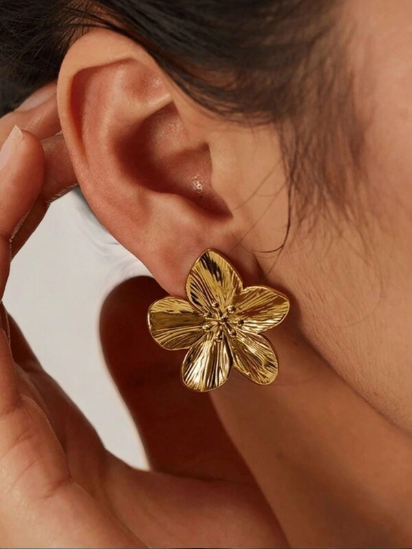 2 piezas Aretes de acero inoxidable dorado para mujeres con diseño de flor y trébol de cinco hojas, adecuados como regalo, para fiestas y actividades de equipo, San Valentín, mamá, madre, Día de la Madre
