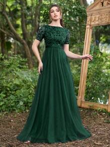 Faeriesty Đầm dạ hội dài chấm đất thanh lịch với lớp vải chiffon phủ ngoài, kiểu dáng nhẹ nhàng, thanh thoát. - Màu xanh lá cây đậm - Xem 1