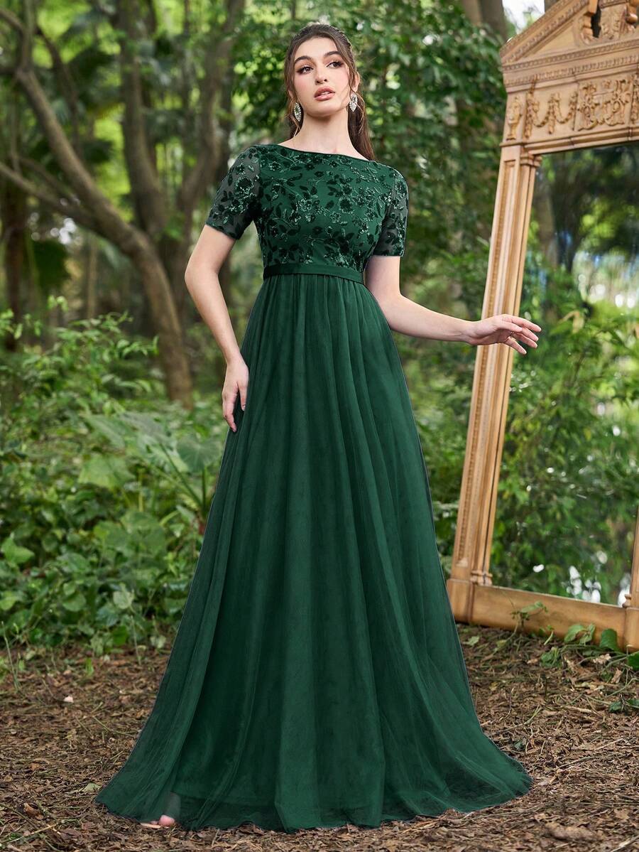 Faeriesty Đầm dạ hội dài chấm đất thanh lịch với lớp vải chiffon phủ ngoài, kiểu dáng nhẹ nhàng, thanh thoát. - Màu xanh lá cây đậm - Xem 1