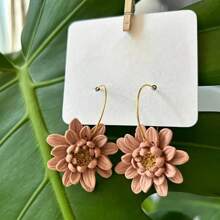 1 pieza Molde de silicona con diseño floral 3D en forma, moldes de flores de loto y margarita hechos a mano, ideal para hacer colgantes de resina, aretes, encantos para llaveros, accesorios de joyería DIY, jabón, velas aromáticas, yeso, resina y arcilla polimérica, de fácil desmoldeo, suministros de decoración para el hogar, regalos para bodas, graduaciones, cumpleaños, fiestas y festivales