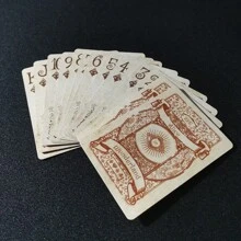 blacklotus Baraja de naipes de estilo vintage del juego "Alicia en el País de las Maravillas" - Conjunto de 52 cartas de juego tradicionales de póquer con 2 comodines, cartas de juego de "Alicia", dados de calabozos y dragones, cartas top, juego de cartas oráculo de brujas