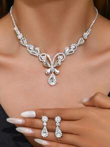 Juego de joyería de novia de alta gama con cristal blanco, que incluye collar de cadena blanca con cristal en forma de mariposa y aretes con rhinestones. Ideal como accesorio para vestidos de novia, vestidos formales o de noche, y trajes de actuación en el escenario.