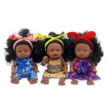 5英寸非洲女孩娃娃，模拟婴儿娃娃，PVC亲肤身体，浓密的黑色卷发，可搭配漂亮的发型，逼真的眼睛和笑容，活跃的四肢和头部，作为送给儿童和女孩的快乐礼物和节日礼物[此链接中的产品娃娃头带颜色和图案是随机的] - 5吋女孩娃娃 - 查看 5