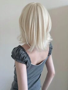 alicegarden 1 Pieza Peluca sintética resistente al calor, corta y recta con las puntas ligeramente rizadas con flequillo, en color blanco dorado, de 10 pulgadas de largo, hecha de fibra, peluca elegante, natural y realista (sin accesorios)