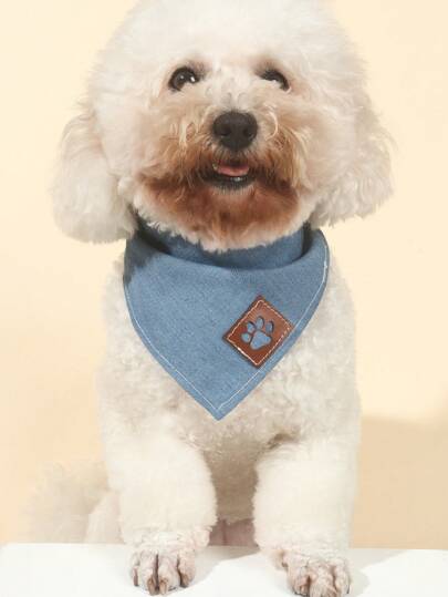 Un pañuelo triangular de perro feliz de material de mezclilla de estilo casual de poliéster, adecuado para gatos y perros pequeños y medianos para salir y usar en casa (no apto para accesorios de gato y perro para perros grandes)