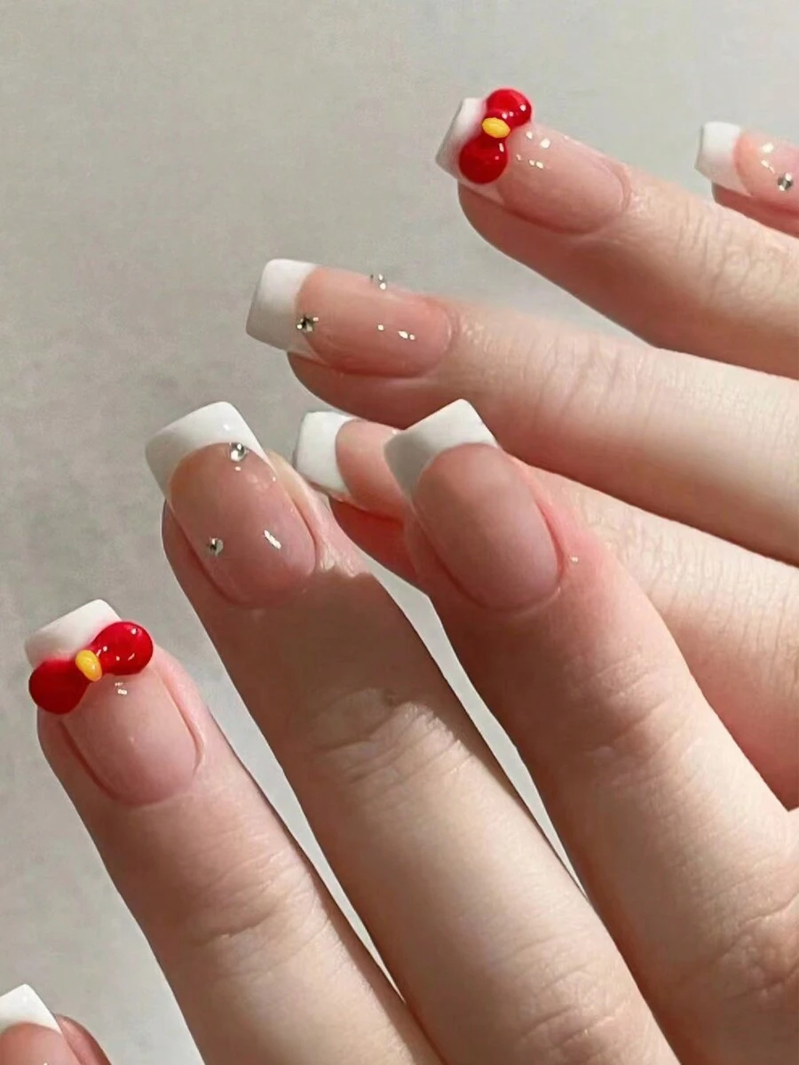 使用按压式指甲提升您的外观，24 件方形短假指甲法式指甲，带 3D 红色蝴蝶结装饰，包括 1 个粘性标签和 1 个迷你锉刀，白色法式全覆盖假指甲套装，适合女性和时尚女孩日常佩戴的美甲。这款短指甲永不过时。可爱且日常。 - 彩色 - 查看 1