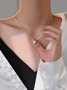 1条925纯银立方氧化锆项链，简约方形吊坠，精致锁骨链，适合日常佩戴、派对等场合，是送给女性的百搭礼物。 - KK0114 - 查看 4