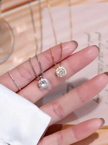 1条925纯银立方氧化锆项链，简约方形吊坠，精致锁骨链，适合日常佩戴、派对等场合，是送给女性的百搭礼物。 - KK0114 - 查看 3