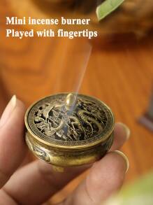 Mini bruciatore di incenso a tripode con drago e fenice, bruciatore di incenso in bronzo stile retrò con legno di sandalo, copertura traforata, flusso di fumo fluido, piccolo e raffinato, ingegnosamente realizzato, da posizionare sul tavolino da tè o sulla scrivania per un fascino unico