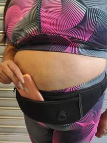 Pochete  Plus Size Fitness Corrida Academia Porta Celular, Carteira e Chave, Feminina, Resistente a Água, Material  Impermeável, Ajustável, Invisível, Anti Furto Praia - Preto - Visão 7