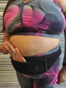 Pochete  Plus Size Fitness Corrida Academia Porta Celular, Carteira e Chave, Feminina, Resistente a Água, Material  Impermeável, Ajustável, Invisível, Anti Furto Praia - Preto - Visão 4