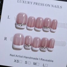 Uñas postizas cortas francesas en tono gradual de color nude y blanco, hechas a mano con glitter, brillantes y adornos de joyas de uñas de rhinestone. Productos de uñas, pegatinas de uñas falsas para uso diario y regalos para fiestas para niñas. Suministros de uñas uñas falsas uña falsa uña acrílica