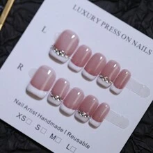Uñas postizas cortas francesas en tono gradual de color nude y blanco, hechas a mano con glitter, brillantes y adornos de joyas de uñas de rhinestone. Productos de uñas, pegatinas de uñas falsas para uso diario y regalos para fiestas para niñas. Suministros de uñas uñas falsas uña falsa uña acrílica