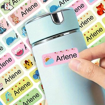 Pegatina personalizada con nombre, pegatina con etiqueta personalizada, pegatinas con patrón de dibujos animados impermeables para artículos de papelería de tazas de agua. Decoraciones familiares para baby shower, regalos de Nochebuena de invierno, ideas de regalo de regreso a la escuela, regalo ideal para niña, Día de San Valentín, multiusos, decorativo, letter, elegante, moderno, acogedor, lindo, adorable, casual, personalizado, personalizable, único, personalizados, ideal, para él, él