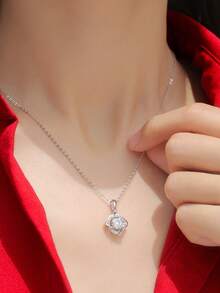 KAHOOT 925银1克拉绿色莫桑石项链吊坠四叶草吊坠小旋风锁骨链适合女性日常佩戴婚礼订婚情人节节日周年纪念礼物 - 銀色 - 查看 4