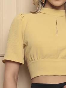 ALETHEIA - SHORT SLEEVE CROPPED BLOUSE PRINCESS DUNAS OPEN WITH TIE AT THE BACK - WOMEN'S BLOUSES SHEIN BLUSINHAS - Vàng nhạt - Xem 3