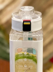 1 个 700ml 带时间标记的运动水瓶，便携式吸管杯 24oz 可重复使用饮水瓶，带携带环的激励水瓶，非常适合健身房、瑜伽和日常使用，可跟踪您的饮水量并保持健康。