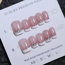 Uñas postizas cortas francesas en tono gradual de color nude y blanco, hechas a mano con glitter, brillantes y adornos de joyas de uñas de rhinestone. Productos de uñas, pegatinas de uñas falsas para uso diario y regalos para fiestas para niñas. Suministros de uñas uñas falsas uña falsa uña acrílica