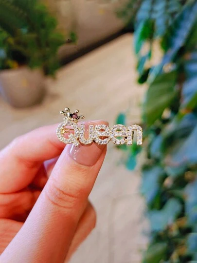 1pc Zinc Alloy Cute Letter "QUEEN" Brooch For Women, Japanese Style Pins Decor For Sweater, Coat, Suit Accessories