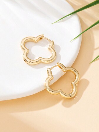 1 par fashionabla och söta geometriska Quatrefoil Flower Hollow Stud örhängen, lämpliga för dagligt slitage Smycken present