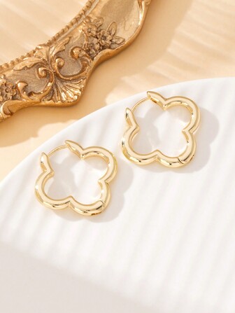 1 par fashionabla och söta geometriska Quatrefoil Flower Hollow Stud örhängen, lämpliga för dagligt slitage Smycken present