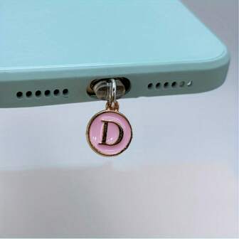 1 个防尘塞粉色吊坠，两侧带有 26 个英文首字母，兼容 Lightning 连接器，适用于所有手机