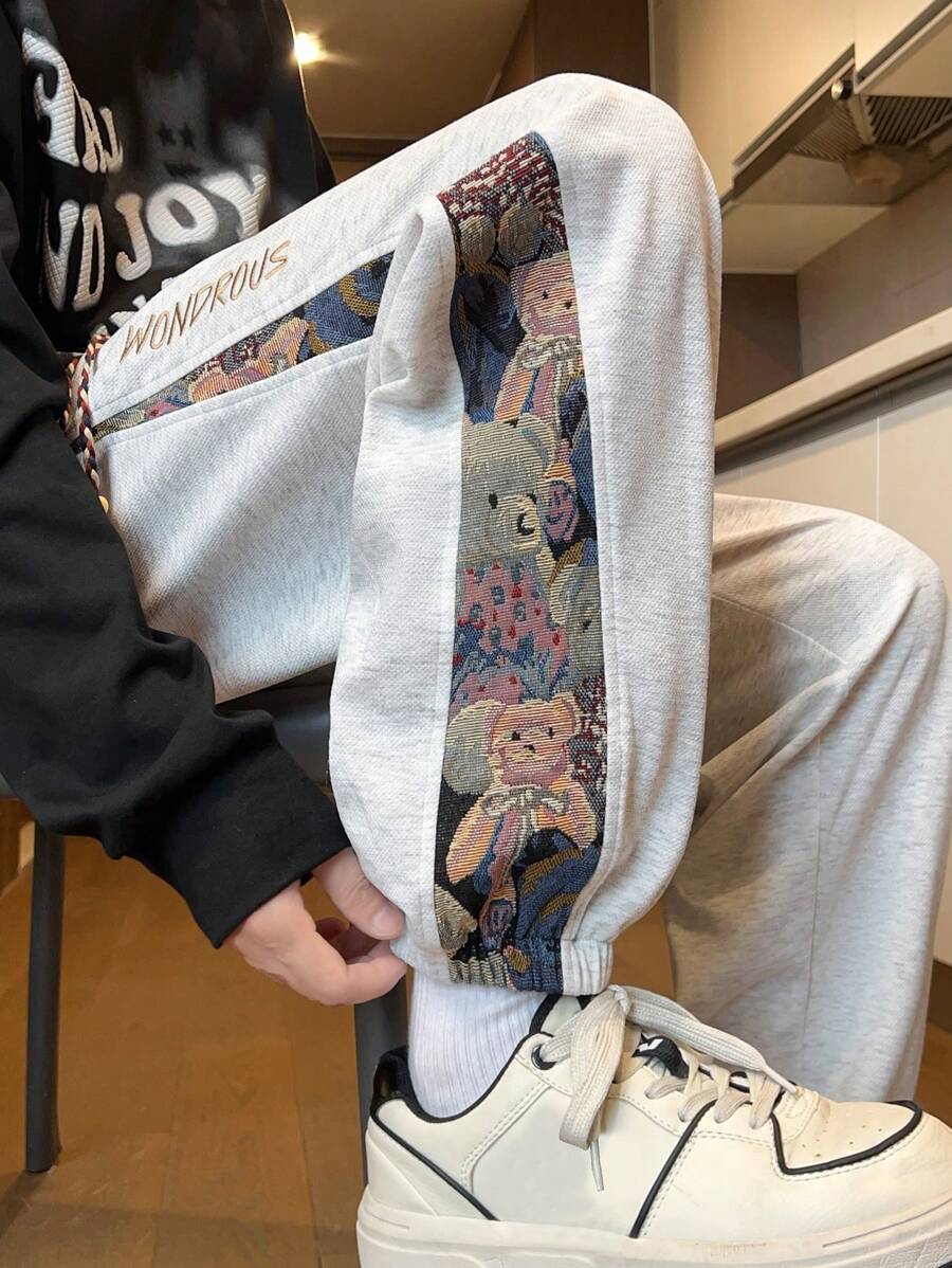 男士休闲随意刺绣熊裤，适合锐舞、情绪摇滚和 2000 年代风格 - 淺灰色 - 查看 1
