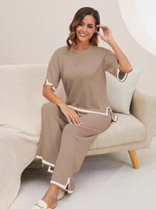 Traje minimalista de dos piezas con bloques de color para mujer: un conjunto sencillo de dos piezas de color sólido que incluye una camisa de manga corta y pantalones. - Caqui - Ver 2