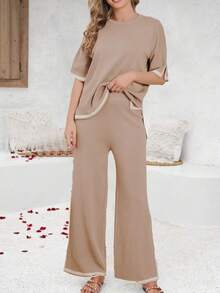 Traje minimalista de dos piezas con bloques de color para mujer: un conjunto sencillo de dos piezas de color sólido que incluye una camisa de manga corta y pantalones. - Caqui - Ver 7