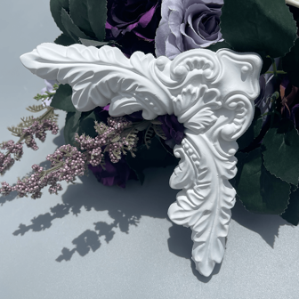 Europees Frans Imitatie Gips Decoratieve Bloem Achtergrond Muurdecoratie Vorm Hoek Bloem Gesneden Plafond PU Polyurethaan Decoratie Materiaal Decoratieve Bloem Ornamenten Kunst Imitatie Plastic Bloem Kunstbloem Zeer Lichtgewicht Bloem
