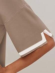 Traje minimalista de dos piezas con bloques de color para mujer: un conjunto sencillo de dos piezas de color sólido que incluye una camisa de manga corta y pantalones. - Caqui - Ver 8