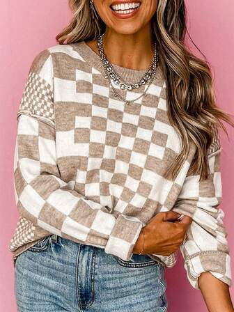 Khakifarbener Rundhalspullover mit Karomuster, Drop-Shoulder