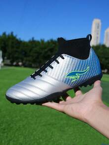 Botines de fútbol para hombres, de caña alta, transpirables, zapatillas para interior y exterior, zapatos de entrenamiento para césped artificial TF - Plateado - Ver 4