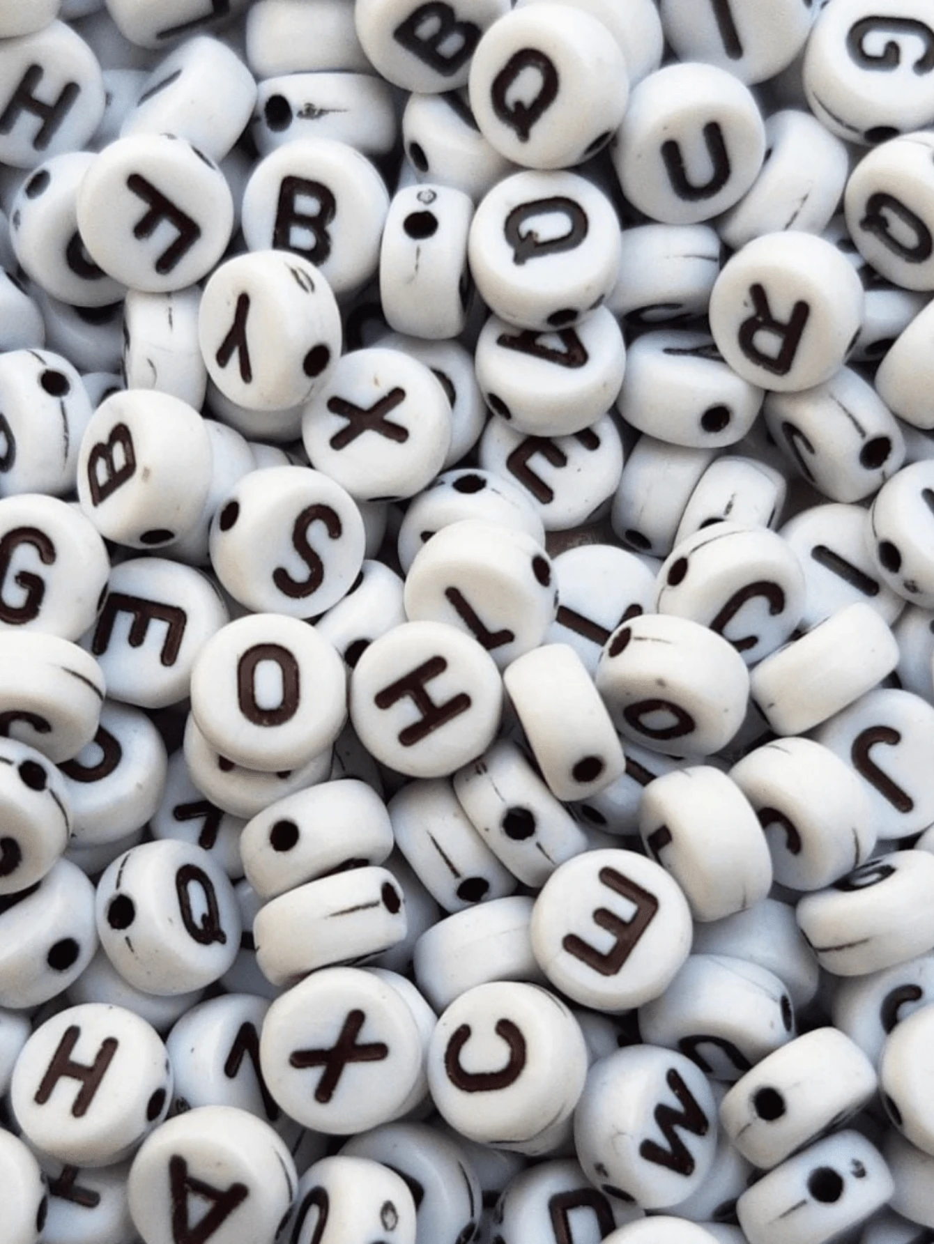 300 Miçangas De Letras Do Alfabeto 7x4mm P Pulseiras E Colares Bijuteria Varias Cores - Preto e Branco - Visão 1
