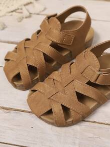 1 双儿童男童女童纯色交叉编织 PU 防滑软底包头复古时尚凉鞋，适合夏季海滩 - 棕色 - 查看 6