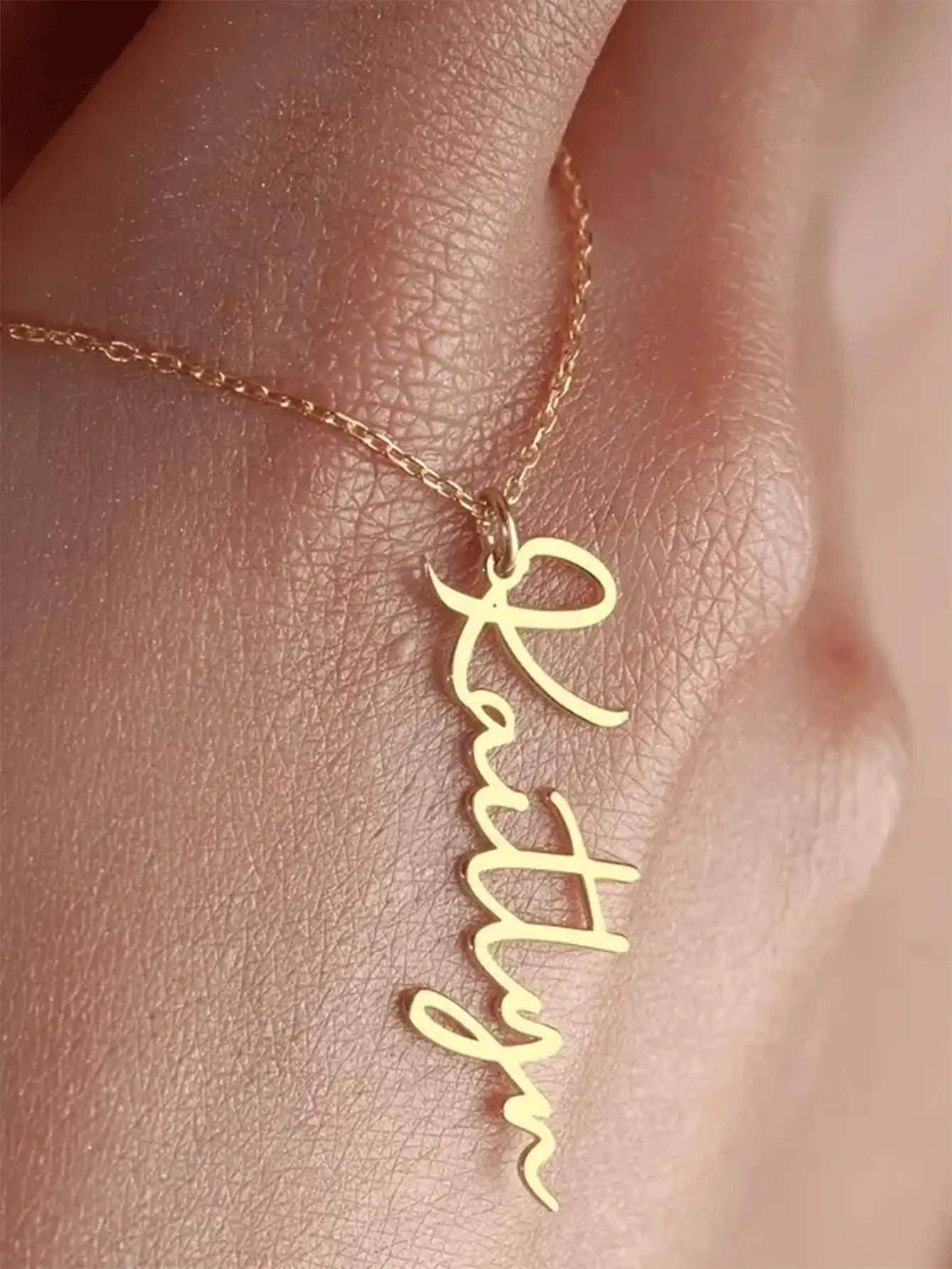 1 件女士定制名字项链个性化垂直字母吊坠金色链条颈链不锈钢首饰夏季度假配饰礼物定制英文字母名字项链 - 金色 - 查看 5