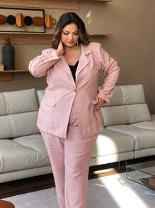 Conjunto Alfaiataria luxo no tecido Maran com Blazer e calça social com detalhe de botões encapados com coroa dourada