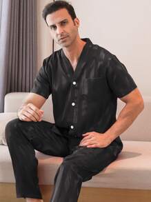 Conjunto de dos piezas para hombres - Parte superior de seda de manga corta con cuello en V a rayas y pantalones a juego - Conjunto de ropa de dormir apto para todas las estaciones
