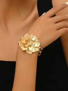 سوار يد أنيق فاخر بتصميم بسيط وشخصي مع نقش زهري مجوف، زخرفة من الراين، تصميم غير متماثل، مناسب للحفلات والأعياد والخروجات والتنقلات والهدايا والمناسبات الرومانسية والزفاف، قطعة واحدة - نموذج نمط جوفاء - مشاهدة 9